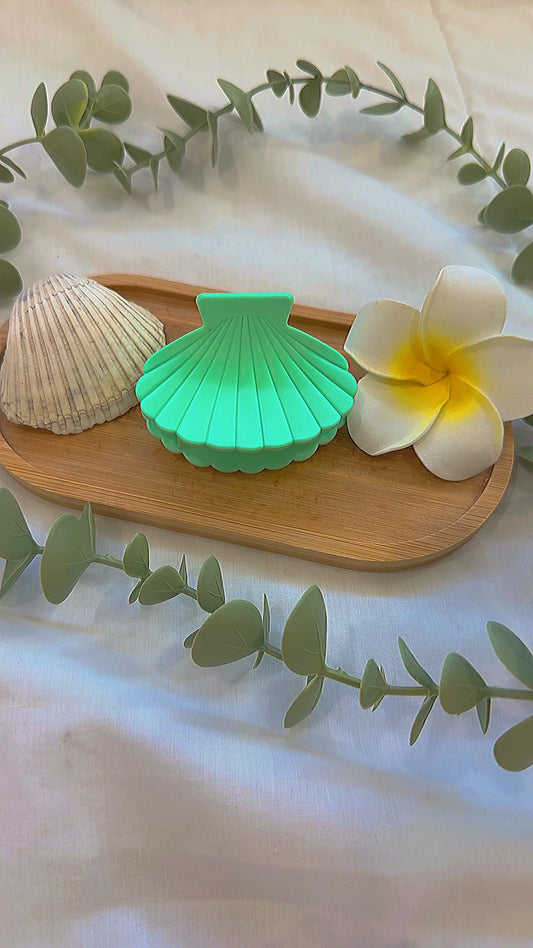 Green seashell hairclip